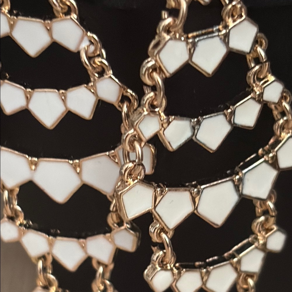 Avon White Geometric Chandelier Earrings Gold Tone Chain Link Statement 53 - Picture 6 of 11